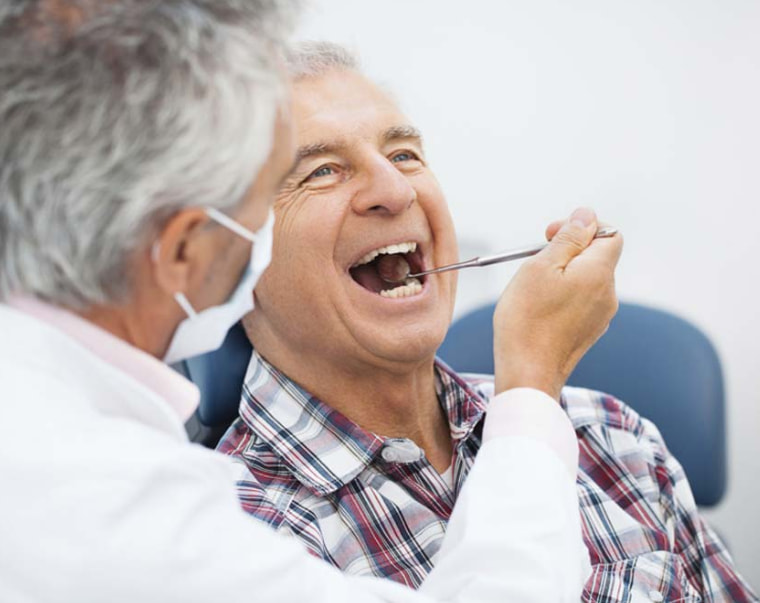 Examen dentaire d'un patient au Centre de santé dentaire Candiac.